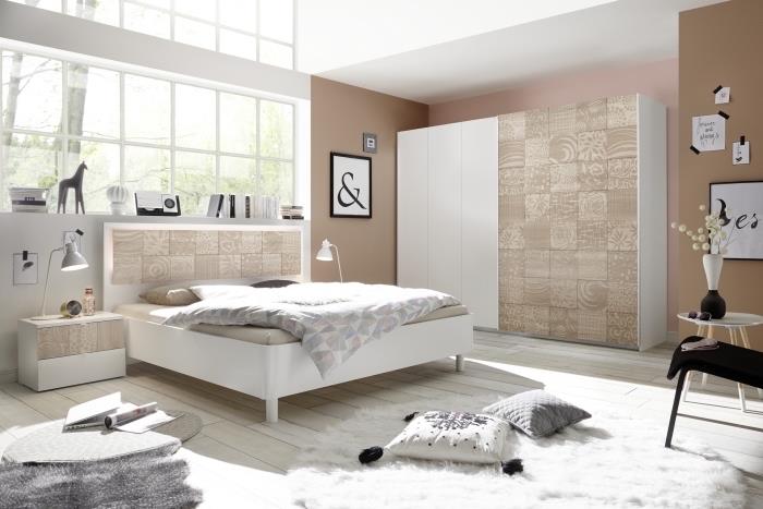prijetno notranje oblikovanje z nevtralnimi stenami, taupe stensko barvo in belim stropom, puhasto okroglo preprogo v beli barvi