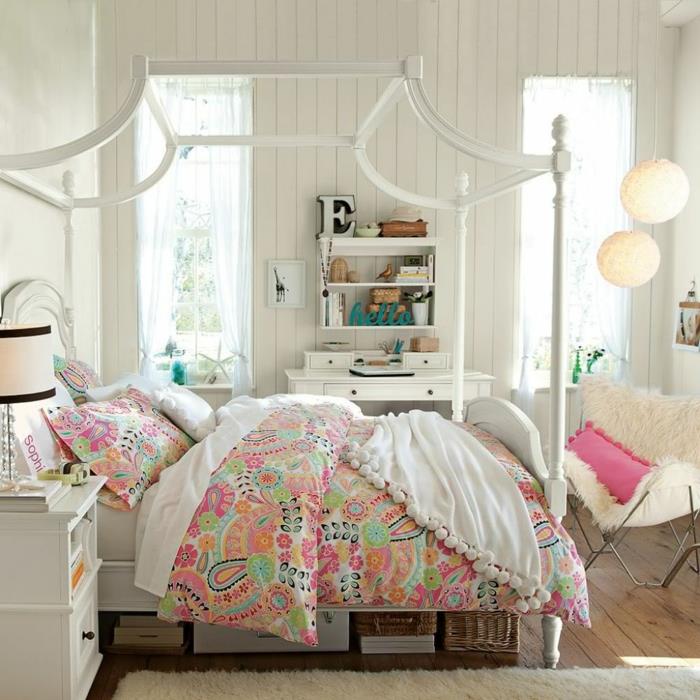 moderni suaugusiųjų miegamojo apdaila, linksmų spalvų patalynė, balta sienų danga, balta lentyna, jauki balta kėdė