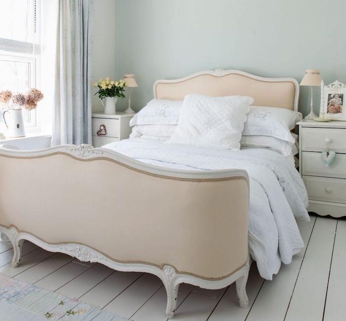 barva spalnice za odrasle, zelenkasto siva, beljen parket, postelja z lososom, baročni slog, belo posteljnino, cvetlični okras in bela nočna omarica
