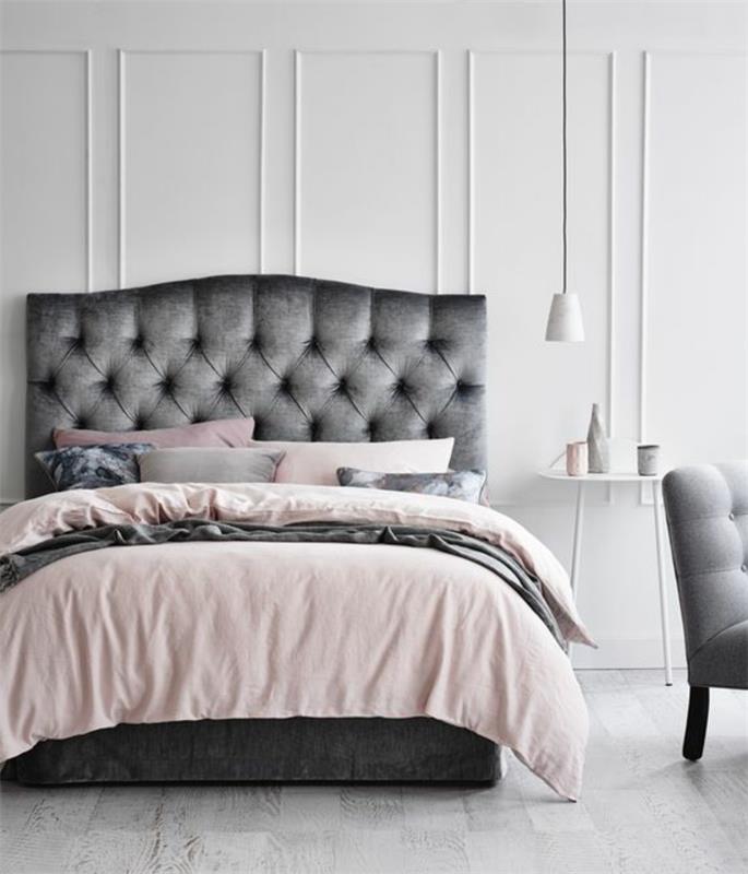 siva postelja, sivi naslanjač, ​​rožnato in sivo posteljnina, bela barva stene, roza in siva spalnica, skandinavska bela nočna omarica