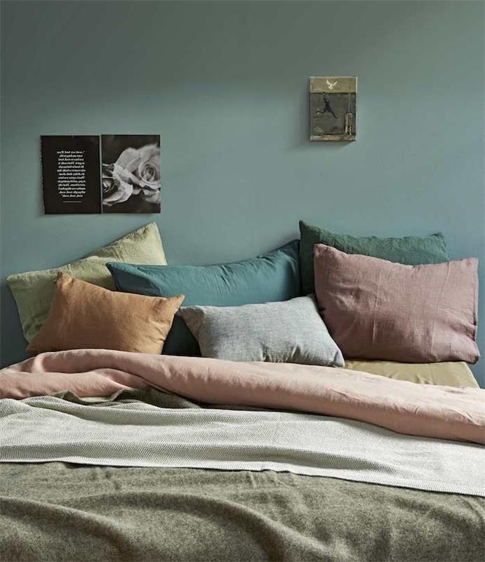 sivo zelena dekoracija spalnice za odrasle, blazine, rdeča, zelena, oranžna, rumena in siva, sivo posteljnina