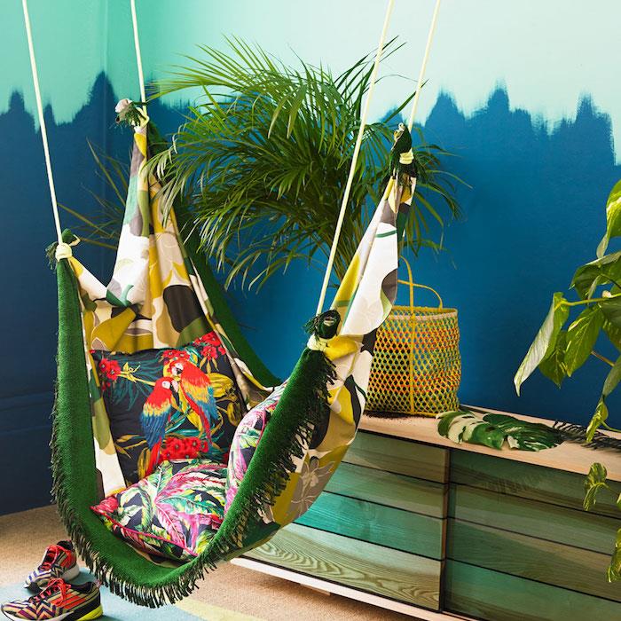 slikanje spalnice za odrasle v modri in zeleni barvi, okrasna palma, pisana viseča mreža, duh tropske džungle, eksotična notranjost