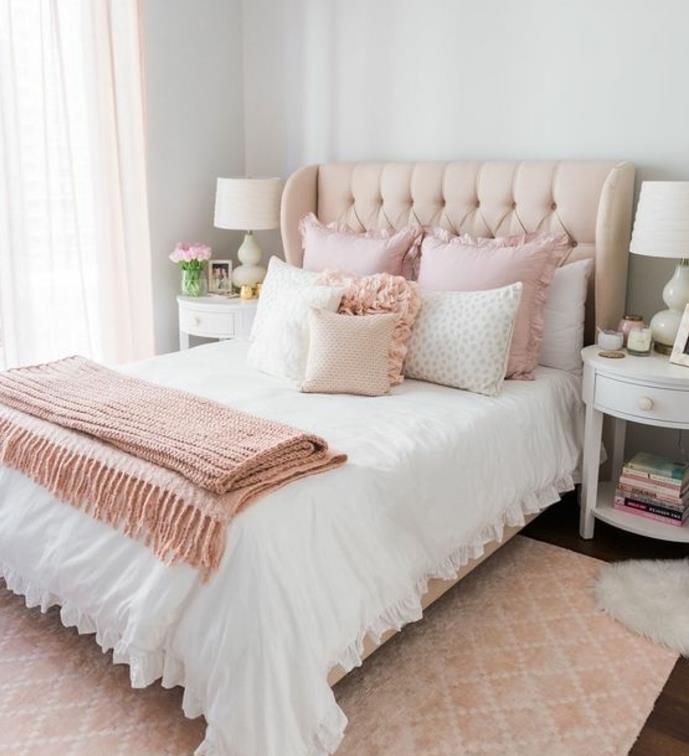 okras za dekliško sobo, preproga, postelja, vzglavje in roza blazine, bela posteljna prevleka in kraljeve in bele blazine, leseni parket, bela barva sten