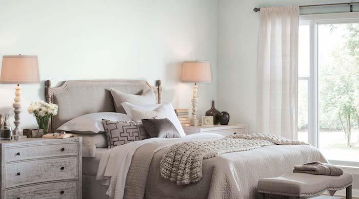 svetlo zelena dekoracija spalnice za odrasle, sivo -bela posteljnina in posteljnina, lesena patina s predali, tradicionalni slog