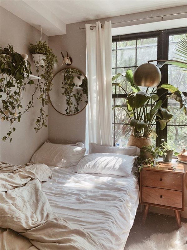 gri ve beyaz bohem yatak odası boya beyaz perdeler ahşap komodin yeşil bitkiler makrome kolye ışık yuvarlak ayna