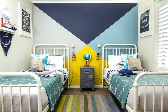 berniuko vaikų kambarys, miegamojo dekoras mėlynos ir geltonos spalvos, spalvingi dryžuoti kilimai, dvi lovos