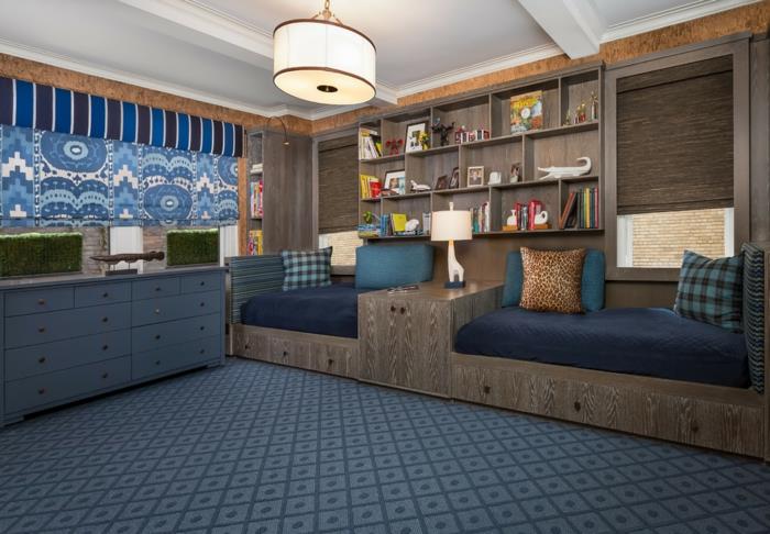 mėlynas kilimas, balta apvali lubų lempa, medinė sieninė lentyna, originalaus dizaino tamsaus medžio lovos