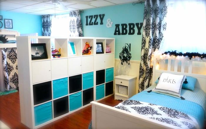dekor spalnice najstnice v turkizno -beli barvi z napisi z imeni na stenah, ločnica v turkizni barvi, bela in črna, posteljna prevleka v turkizno, belo in črno
