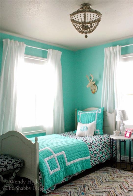yatak takımı ile uyumlu turkuaz mavisi duvarlı çocuk odası