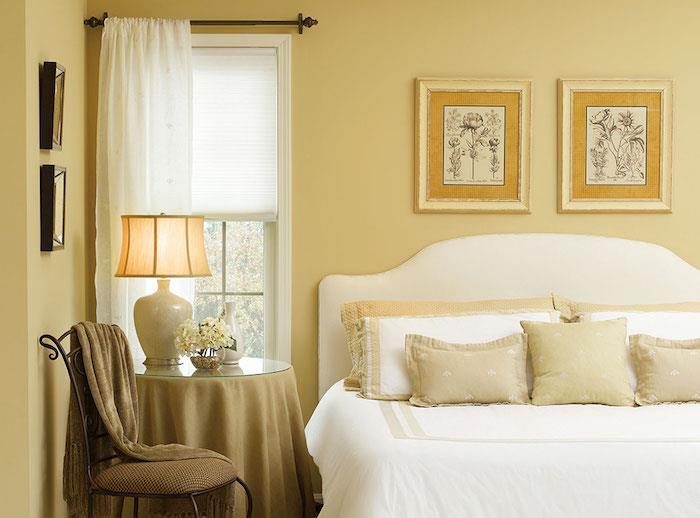 obarvajte stene spalnice v laneno barvo in belo posteljo
