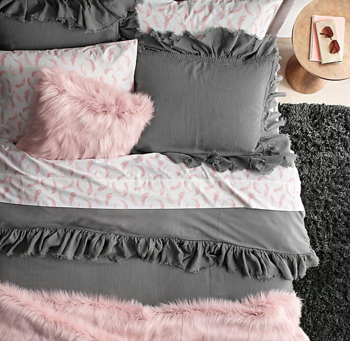 roza in siva spalnica, roza, bela in siva posteljnina, siva preproga, bakrena nočna omarica, ideja za dekoracijo spalnice za odrasle