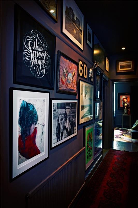 polnočno modra barva na stenah hodnika, opremljena kot prava galerija s številnimi okvirji za slike