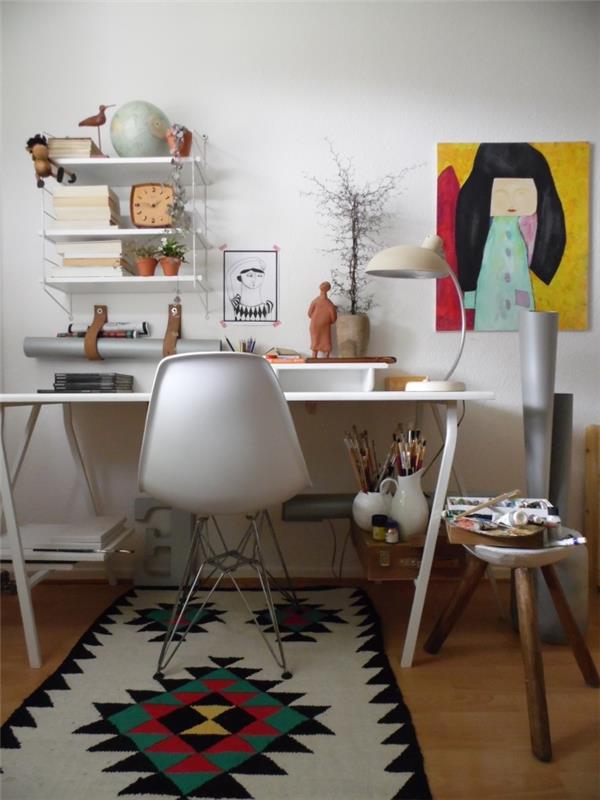 etnik nesnelerle ofis dekorasyon fikri, depolama ile beyaz ofis mobilyaları ile ev çalışma köşesi düzeni