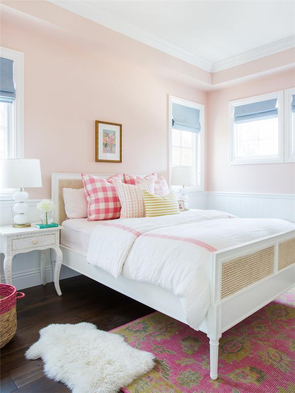 kız yatak odası renk düzeni soluk somon pembe duvar boyası ve beyaz ahşap yatak