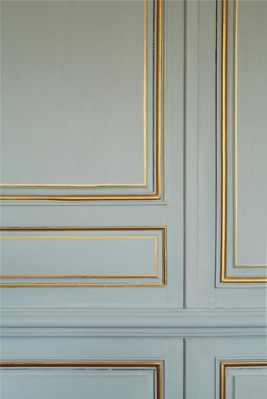 auksinių dažų juostelės, skirtos sustiprinti senų durų liejimo eleganciją, nebrangios pertvarkos projekto