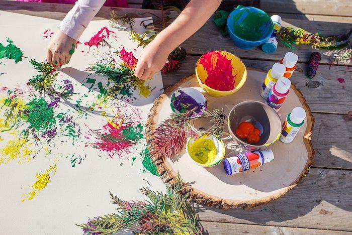 vaiko tapyba ant drobės su pušies šakomis ir įvairių spalvų dažais idėja vaikas lauke žaisti vasaros atostogas