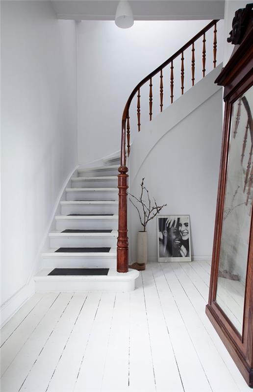 ideja za prenovo lesenega stopnišča brez večjih del, belo stopnišče s črno pobarvanimi poudarki sredi stopnic, ki