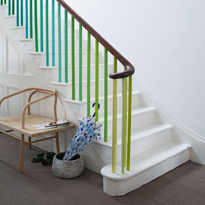 prenovite leseno stopnišče tako, da barvate ograje v modrih in zelenih odtenkih, ki so v lepem kontrastu s stopnicami in belimi stenami