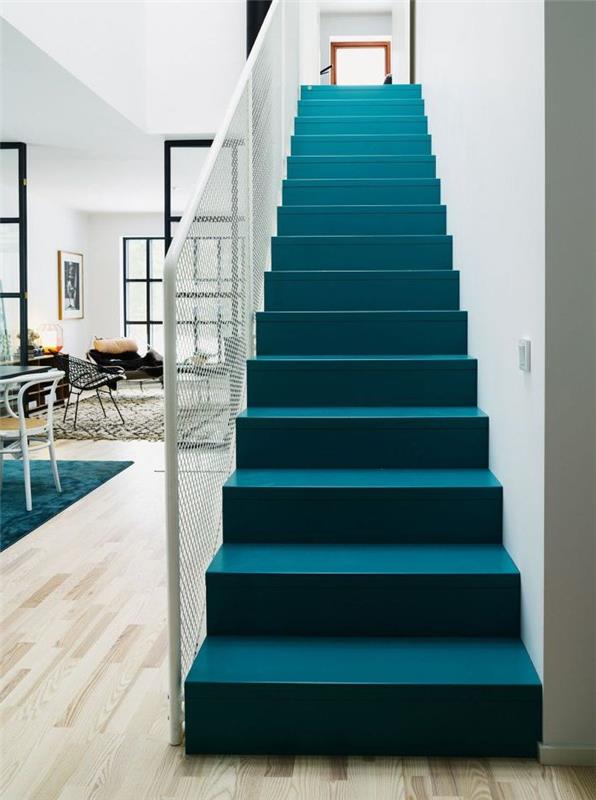 v katero barvo prebarvati stopnišče, stopnišče v celoti prebarvano v modro modro za dotik