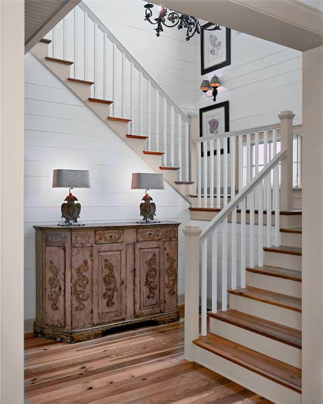 barvanje lesenih stopnic belo pobarvane lesene deske stene bele ograje lesene stopnice