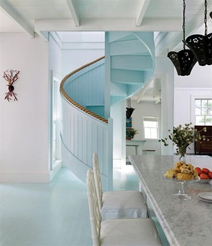 spiralno stopnišče pobarvano v nebesno modro barvo z ograjo, ki posnema vrv za vzdušje morske hiše, ideja za prebarvanje lesenega stopnišča