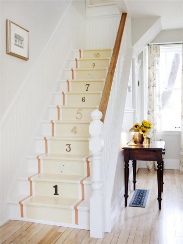 kako na originalen način pobarvati stopnišče, oranžne in bledo rumene barve s šablonskimi številkami za učinek barve preproge