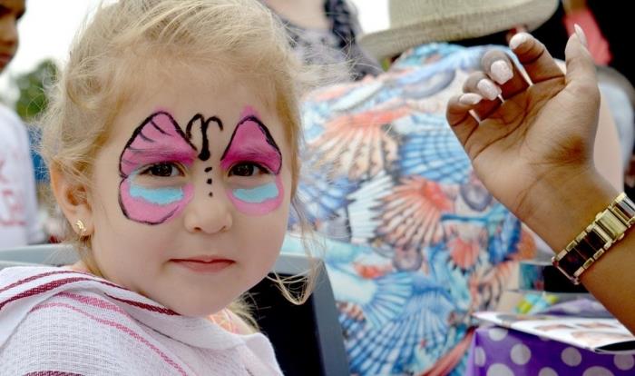 naučite se enostavno narisati metulja na otroški obraz z barvami za obraz v roza in modri barvi