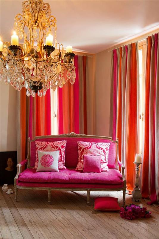 magenta barvna dnevna soba s klasičnim baročnim kavčem v fuksiji in belimi zavesami v oranžni in fuksiji