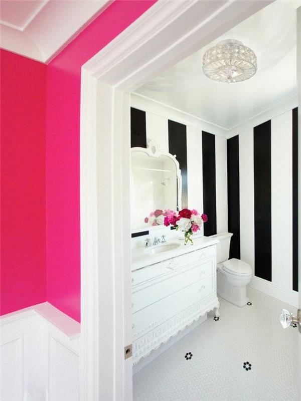dvobarvna kopalnica v magenta barvi z belim pohištvom in dvobarvnimi belimi in fuksijastimi stenami