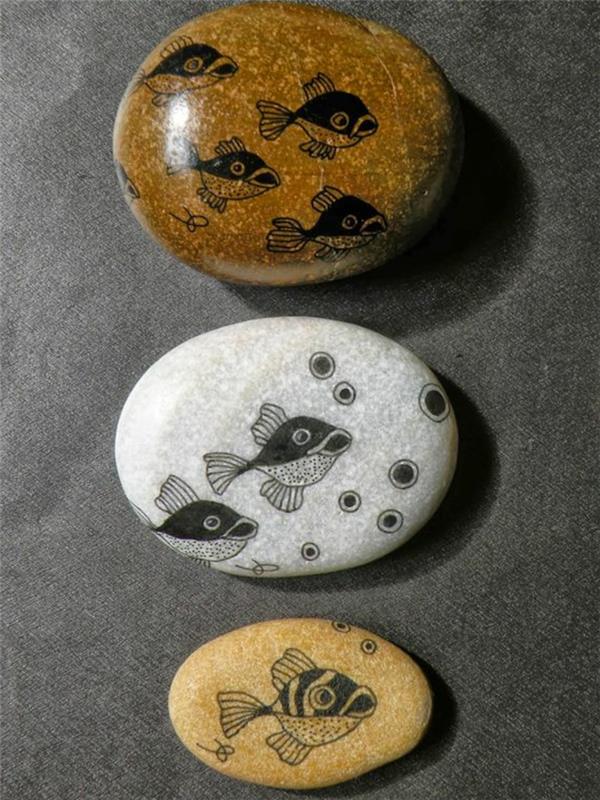 tapymas akmenukais, trys akmenukai, nutapyti žuvies atvaizdais