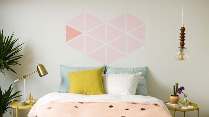 geometrijsko slikarstvo srce v trikotnikih spalnica poslikava diy vzglavje z roza stensko poslikavo zlata nočna svetilka