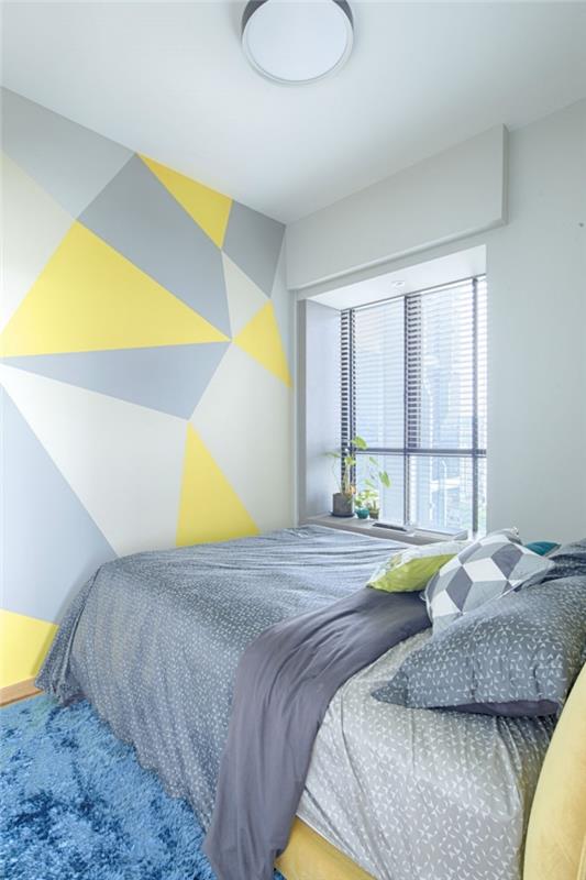 geometrijsko slikanje dekoracija sobe majhna barva prostora majhna soba svetlo siva stena rumene trikotne oblike
