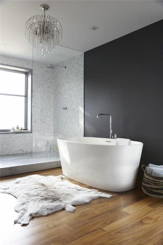 PVC renkli parke tavan üzerinde oval beyaz küvet barok avize ile inci grisi banyo