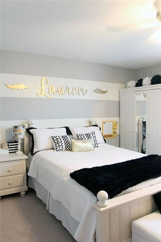 siyah gri ve beyaz desenli sahibinin adının yazılı olduğu inci grisi yatak odası