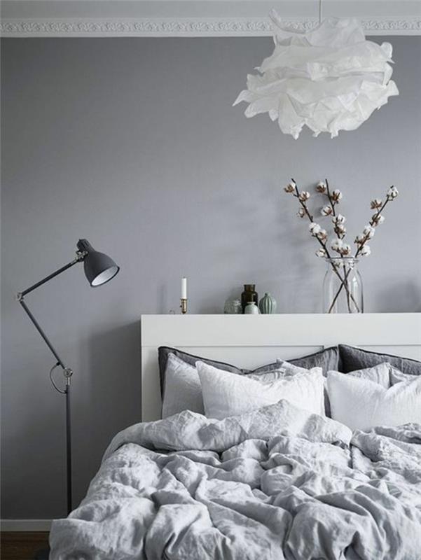 Fırfırlı beyaz karton aydınlatma armatürü ile beyaz ve gri minderli inci grisi yatak odası yatağı