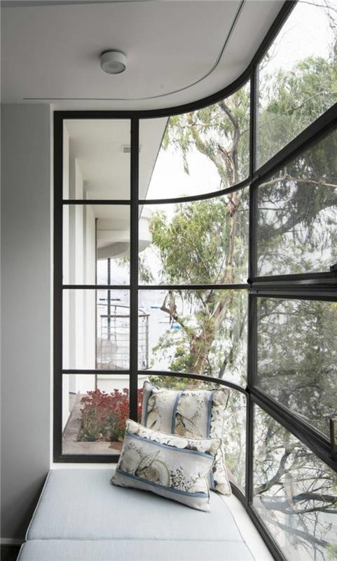siyah metal kaplı veranda ve küçük pencereler ile inci gri köşeli oturma odası