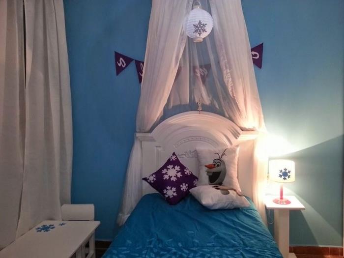 Mavi duvarlar, beyaz boyalı ahşap başlık, Olaf tasarım minder örtüsü ile çocuk yatak odası düzeni