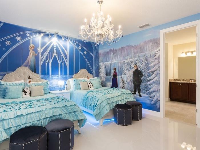 Snow Queen dekoru, beyaz tavanlı ve duvarları Frozen tasarım çıkartmalarıyla süslenmiş yatak odası, beyaz düğmeli yatak başlığı