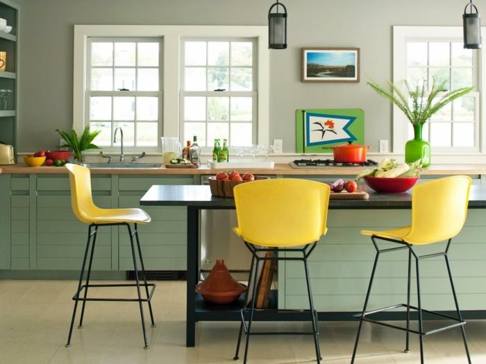 perdažykite virtuvės spintelę, perdažytos geltonos kėdės, centrinė sala ir mėtų žalia virtuvės priekinė dalis, medinis stalviršis, originalūs pakabinami žibintai