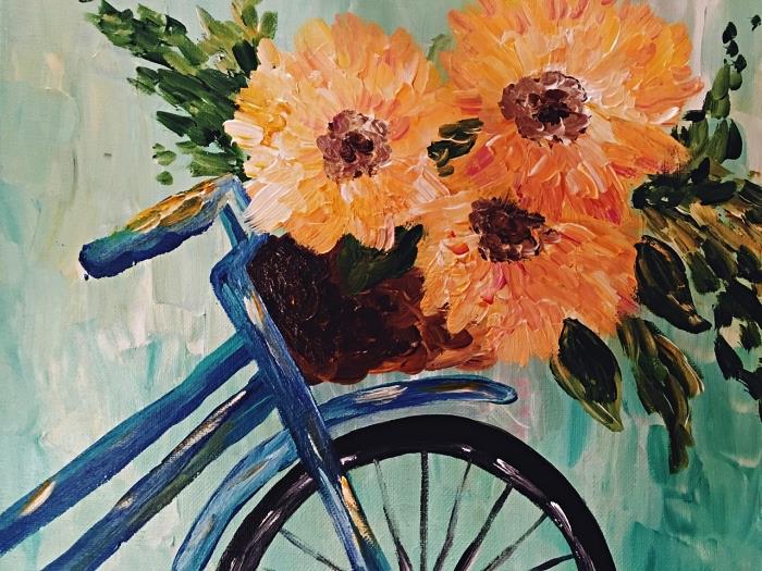 Akrilik ile yapılmış su yeşili zemin üzerine çiçeklerle süslenmiş bisiklet sepeti boyama, akrilik ile boyamayı öğrenmek için kolay tahta fikri