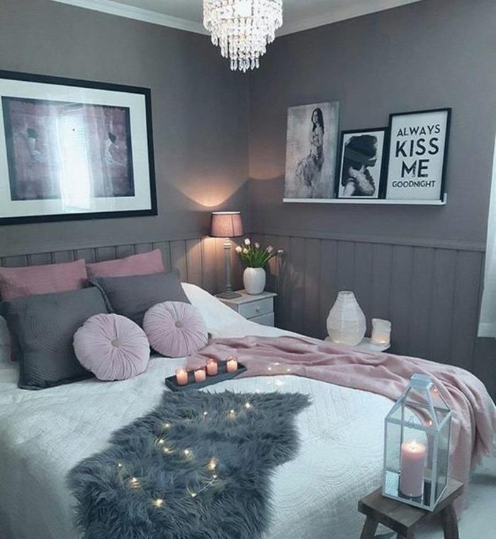 siva barva sten, sive in roza posteljne blazine, bela, roza in siva posteljna garnitura, stenska dekoracija, eleganten lestenec, roza in siva spalnica