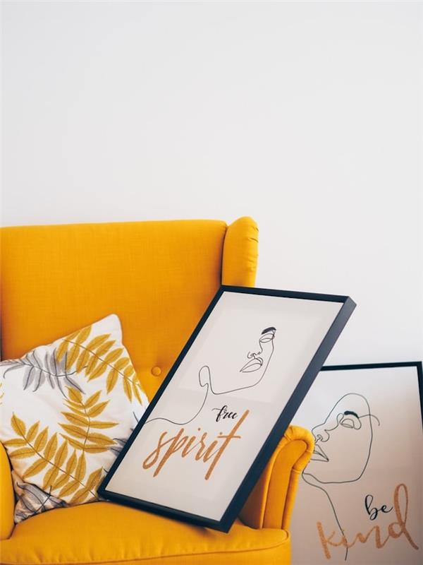sarı kanepe ile sanatsal oturma odası duvar boyama