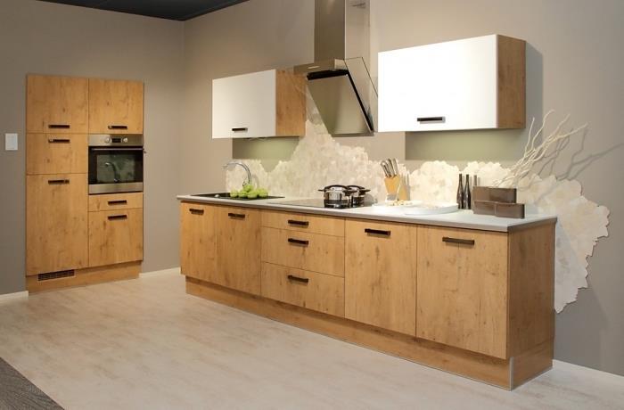 lesena kuhinjska postavitev s sivimi stenami in bež podom z rjavim lesenim pohištvom in belim pultom