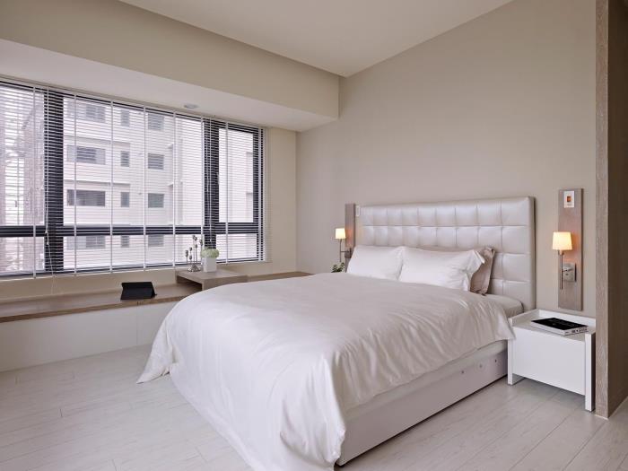 kral boy düğmeli baş yatak, yatak ve pencere altında ahşap bank ile minimalist dekor ile modern tasarım yatak odası