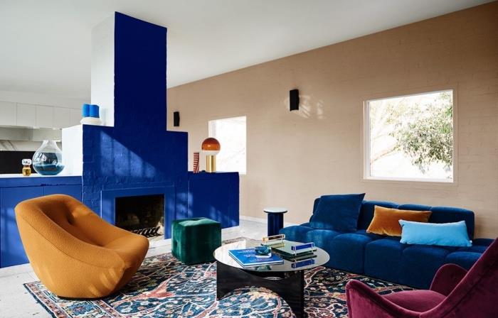 modern oturma odası için hangi boya rengi, lacivert duvar bölümü ile bej duvarlı tasarım oturma odası