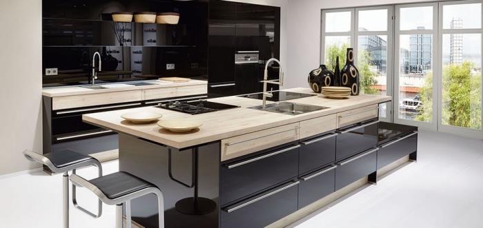 integruota virtuvė, baro kėdžių su juoda odine sėdyne modelis, virtuvės apdaila su juodomis spintelėmis