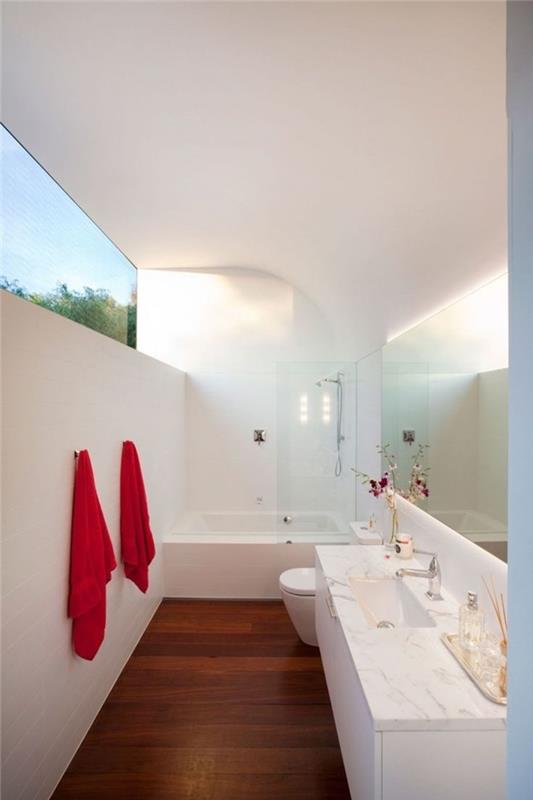 beyaz duvar boyası kırmızı banyo havlusu beyaz küvet ayna mermer ile küçük banyo
