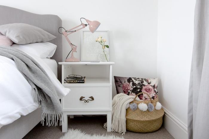 tėvų rožinės ir pilkos spalvos miegamasis su pilkos lovos modeliu, baltas naktinis stalas su metaline rankena su šviesiai rožine naktine lempa
