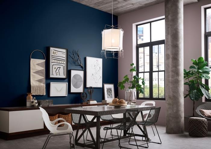 modern moda yemek odası dekoru, lacivert ve gri vurgulu toz pembe duvarlara sahip çağdaş oda tasarımı