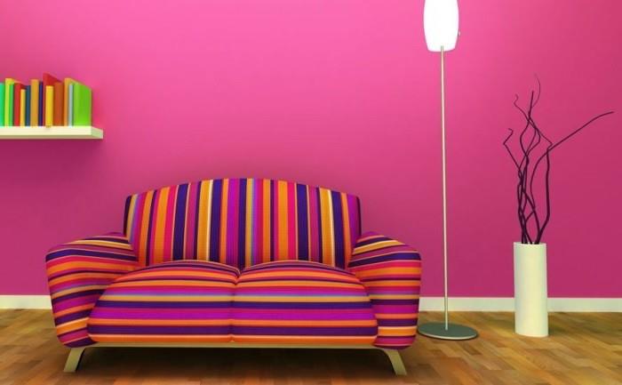 barvna paleta, dnevna soba s temno roza poslikanimi stenami, črtast kavč v vijolično rumeni in modri barvi, bela vaza s suhim cvetjem